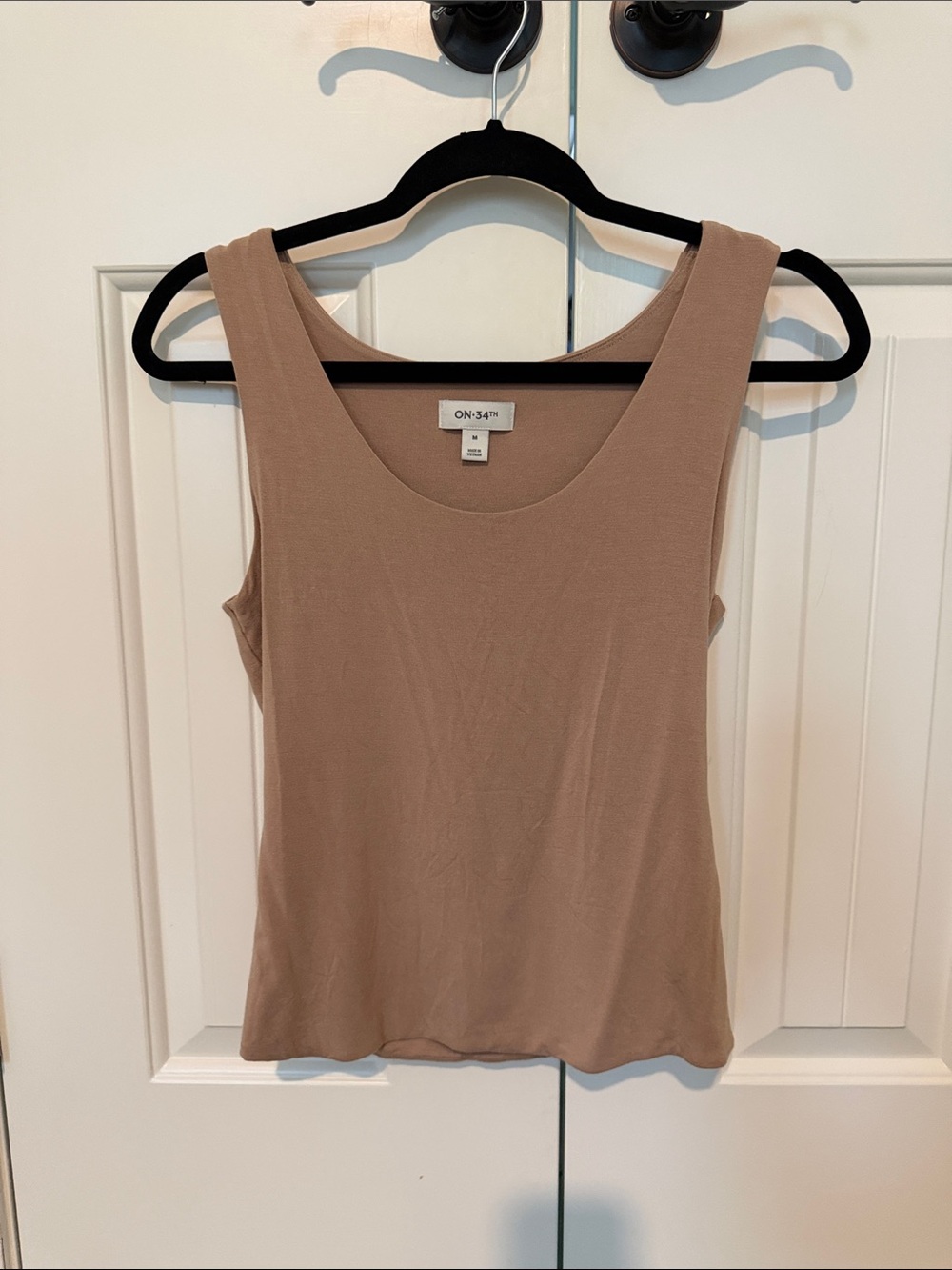 ON-3?N Scoop Neck Tank Top in Taupe